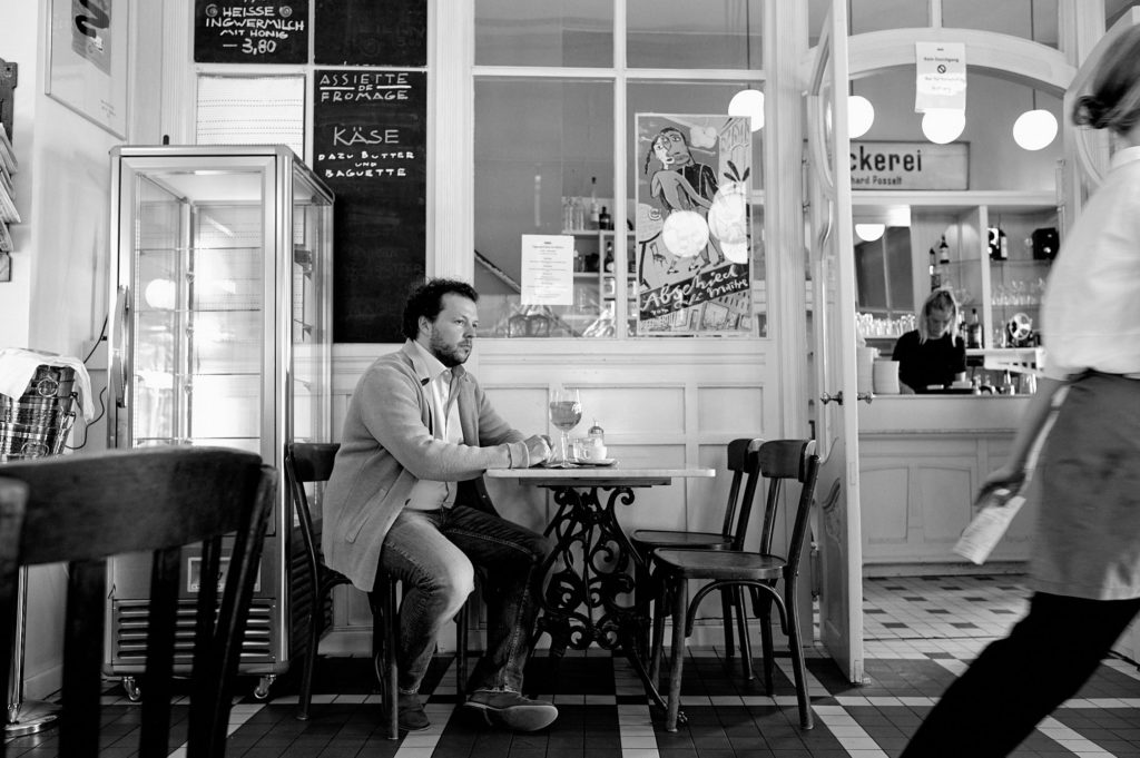 Bariton sitzt in Café in Leipzig