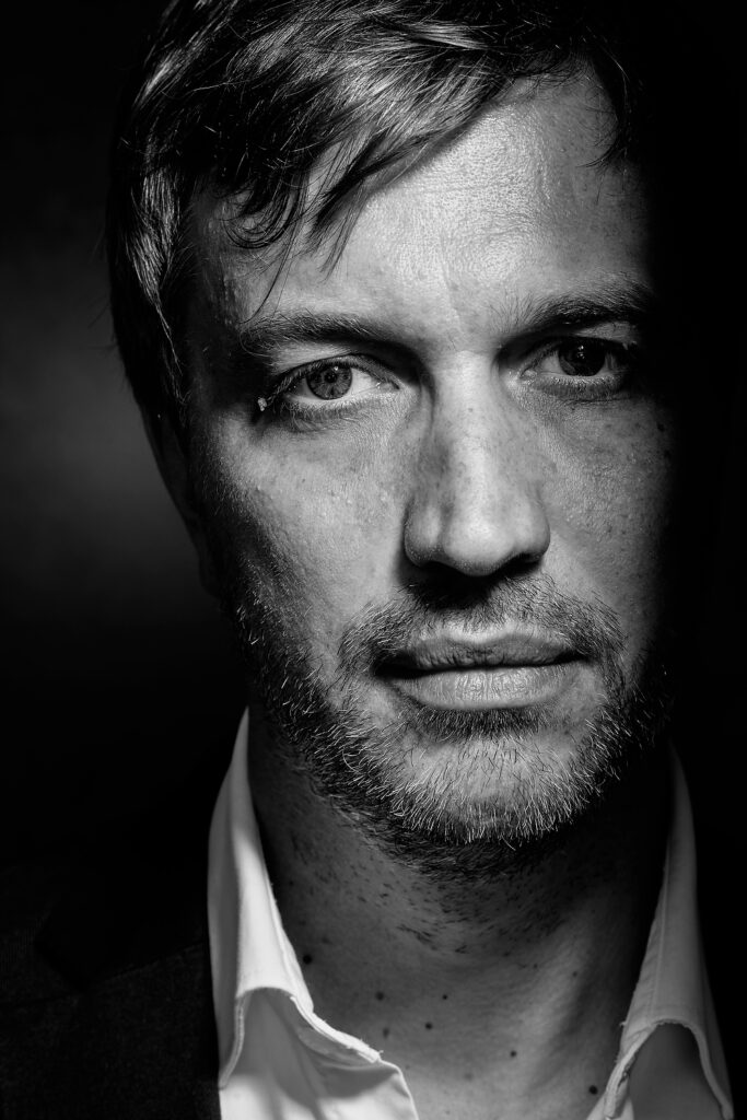 Joachim Höchbauer - Portrait in Schwarz Weiß Nahaufnahme krasses Studiofoto