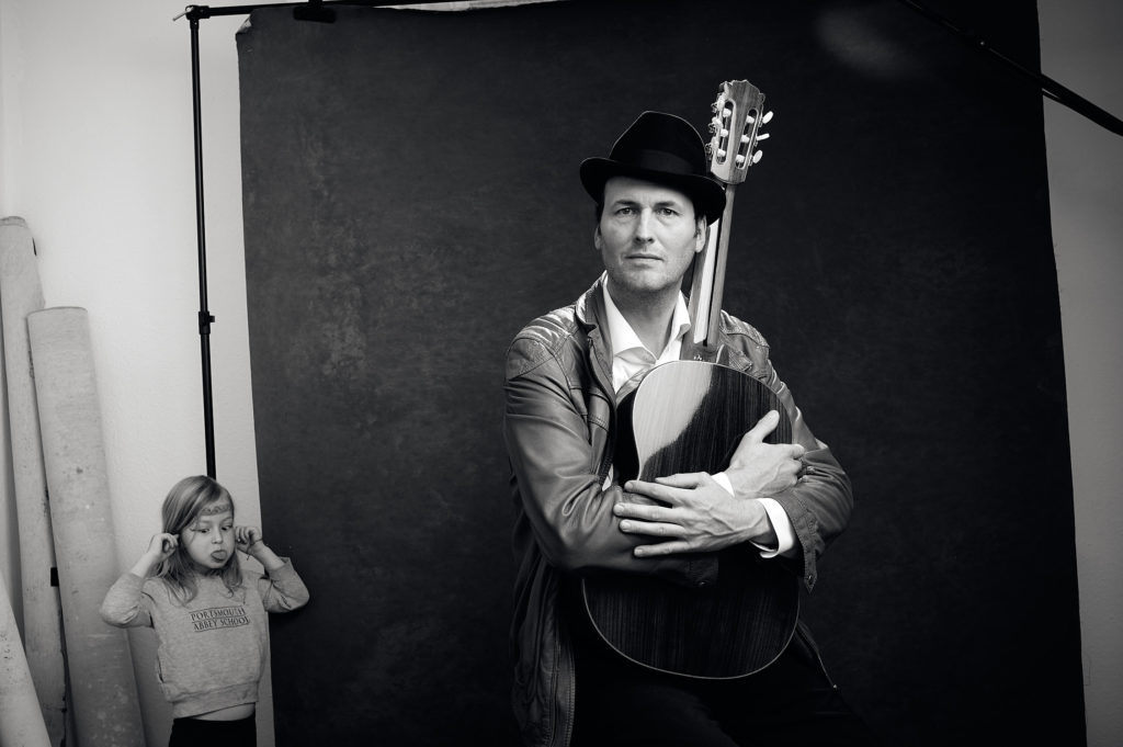 Kind albert im Fotostudio herum hinter Musiker