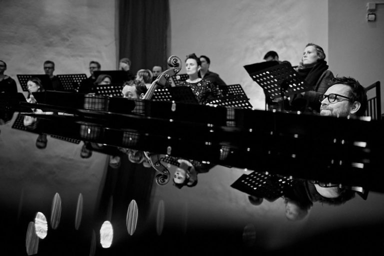 The Sound of Silence - ChorWerk Ruhr im Kulturzentrum Immanuel in Wuppertal bei einem Konzert mit dem Jazz-Pianisten Marc Schmolling