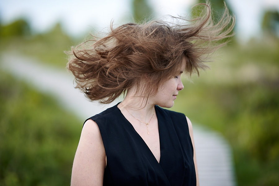 Frau wirbelt Haare in Natur