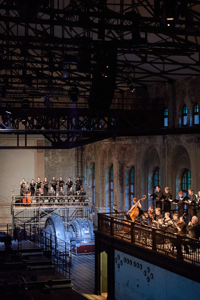 Chorwerk Ruhr und Duisburger Philharmoniker bei der Ruhrtriennale 2019 in der Maschinenhalle Zweckel