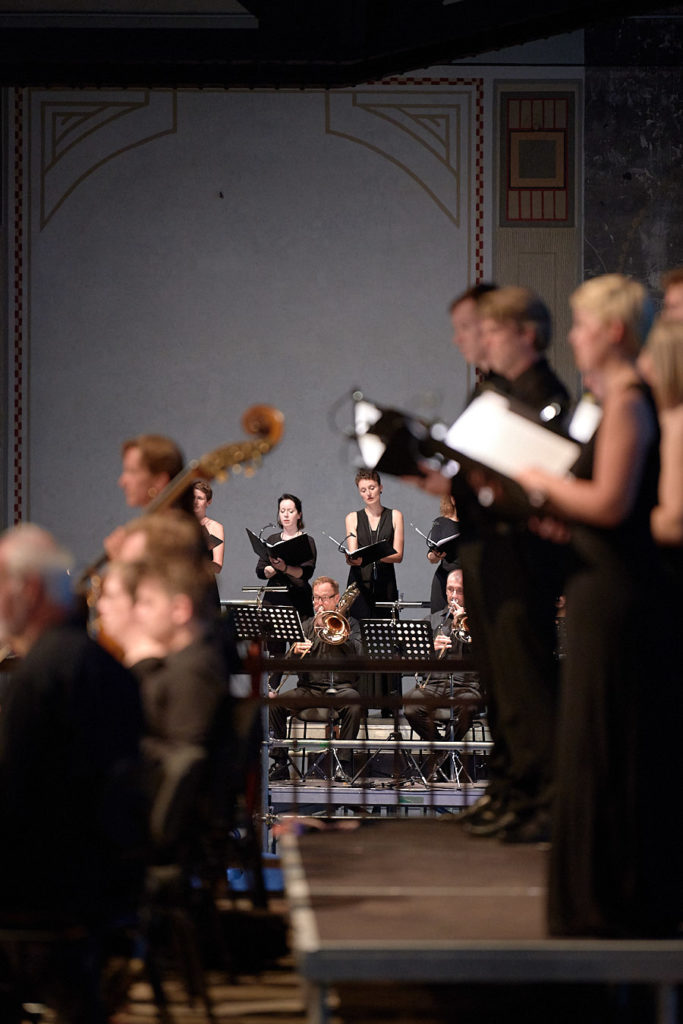 Chorwerk Ruhr und Duisburger Philharmoniker bei der Ruhrtriennale 2019 in der Maschinenhalle Zweckel