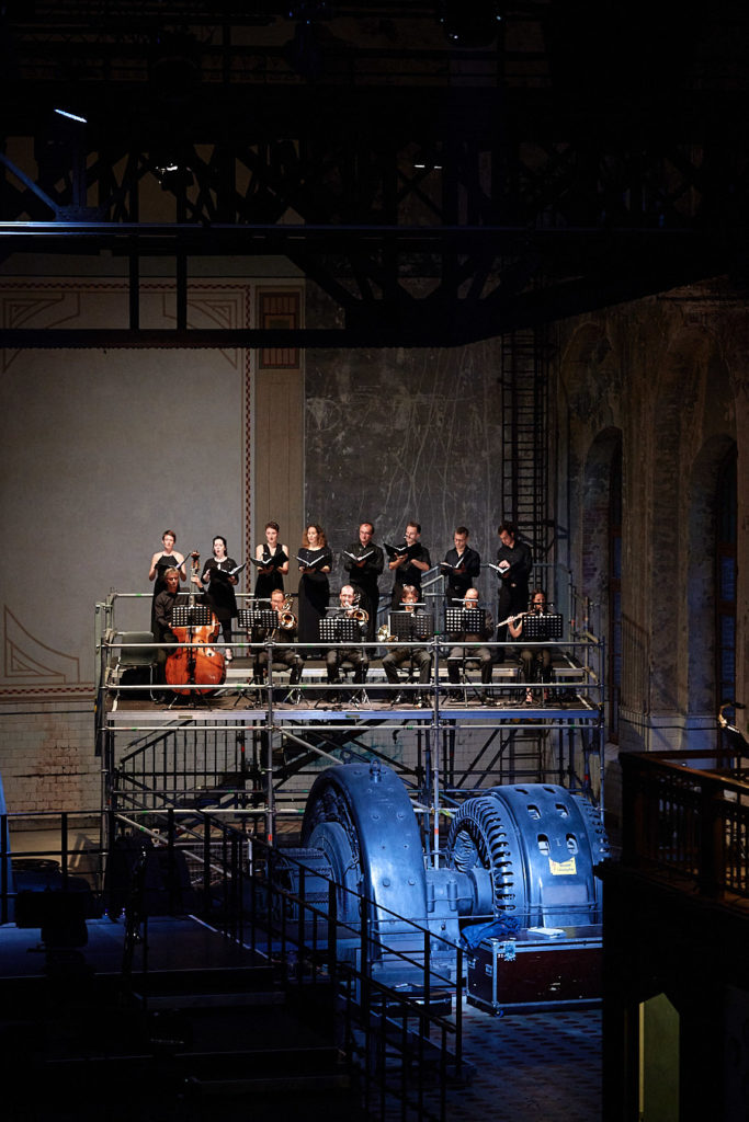 Chorwerk Ruhr und Duisburger Philharmoniker bei der Ruhrtriennale 2019 in der Maschinenhalle Zweckel