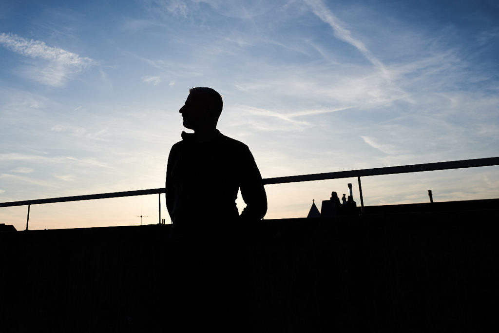 Mann Portrait Schattenriss vor Himmel