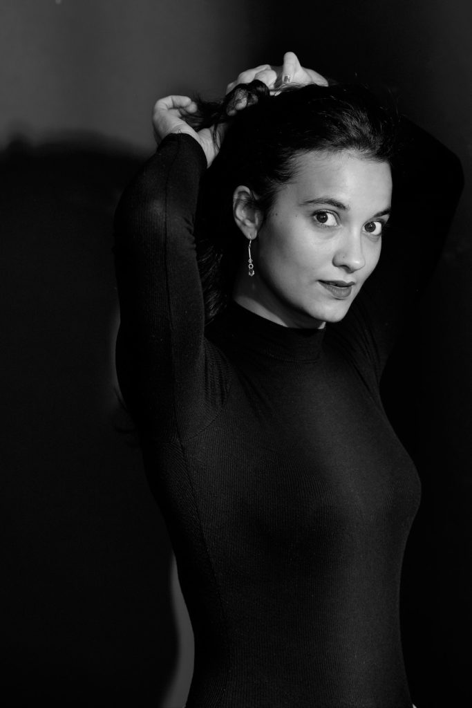 Schöne Frau Studioporträt in schwarz Weiß