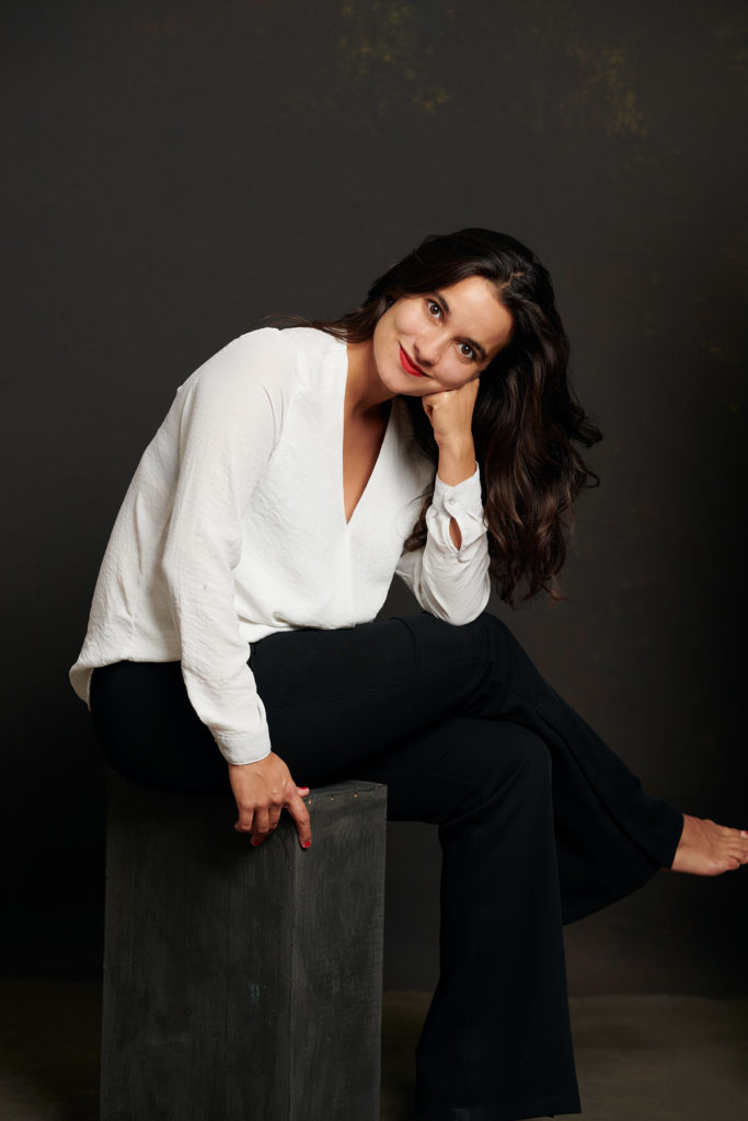 Schöne Frau Studioporträt Farbe Weißes Hemd Schwarze Hose roter Mund