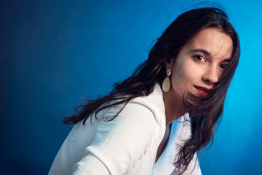 Schöne Frau Studioporträt Farbe Weißes Hemd roter Mund farbige Blitze