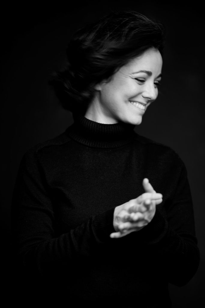 schöne Frau im Studio Pianistin Ainoa Padron