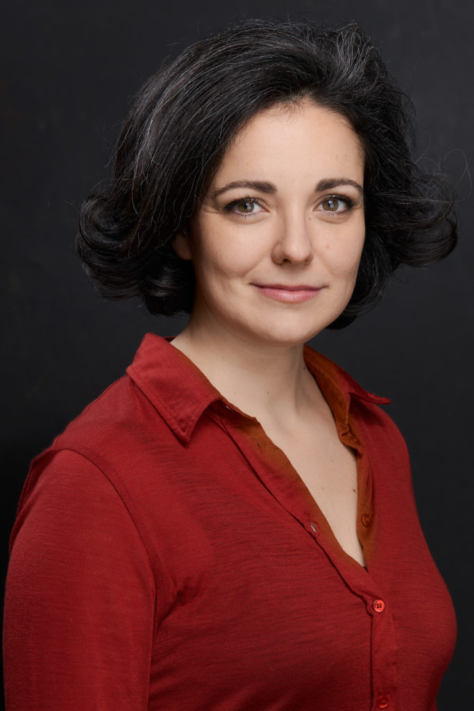 schöne Frau im Studio Pianistin Ainoa Padron