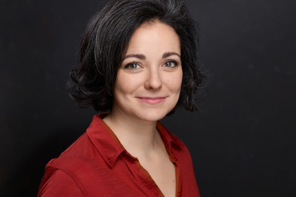 schöne Frau im Studio Pianistin Ainoa Padron