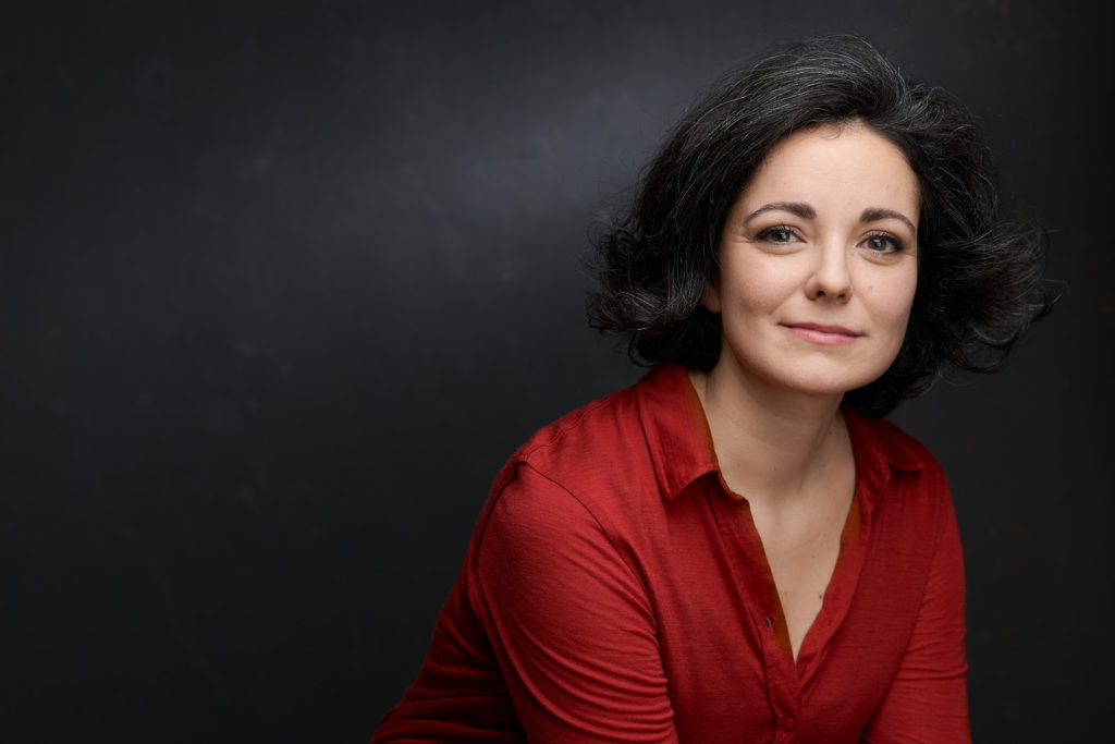 schöne Frau im Studio Pianistin Ainoa Padron