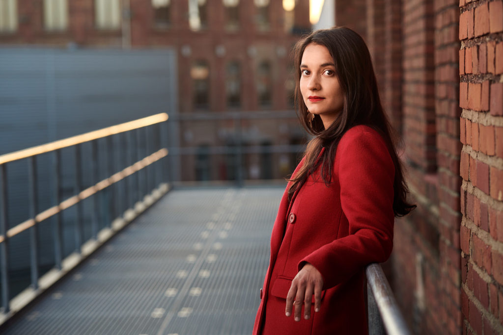 Sarah-Léna Winterberg Portrait schöne Frau untergehende Sonne Sängerin Fotos