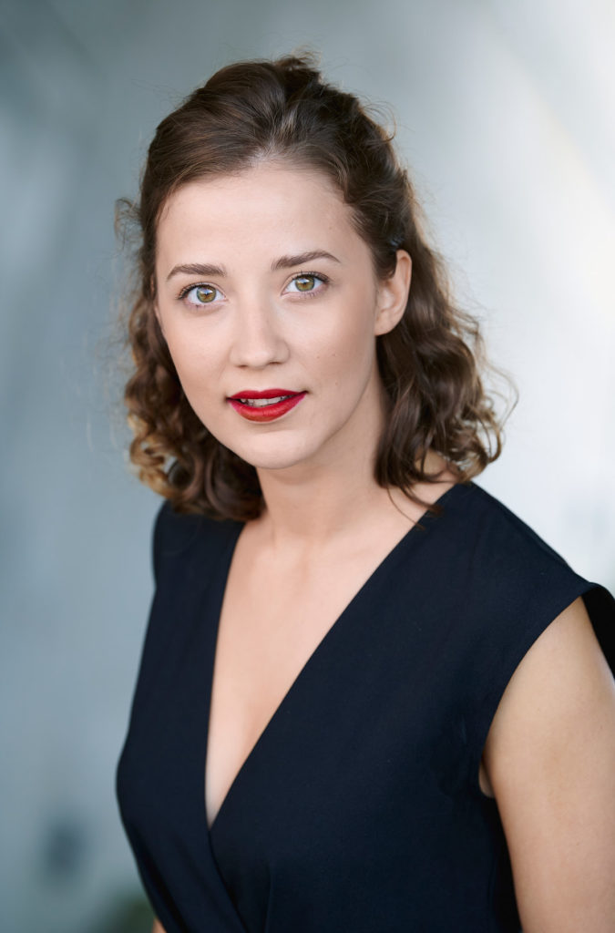 Schöne Frau mit rotem Lippenstif