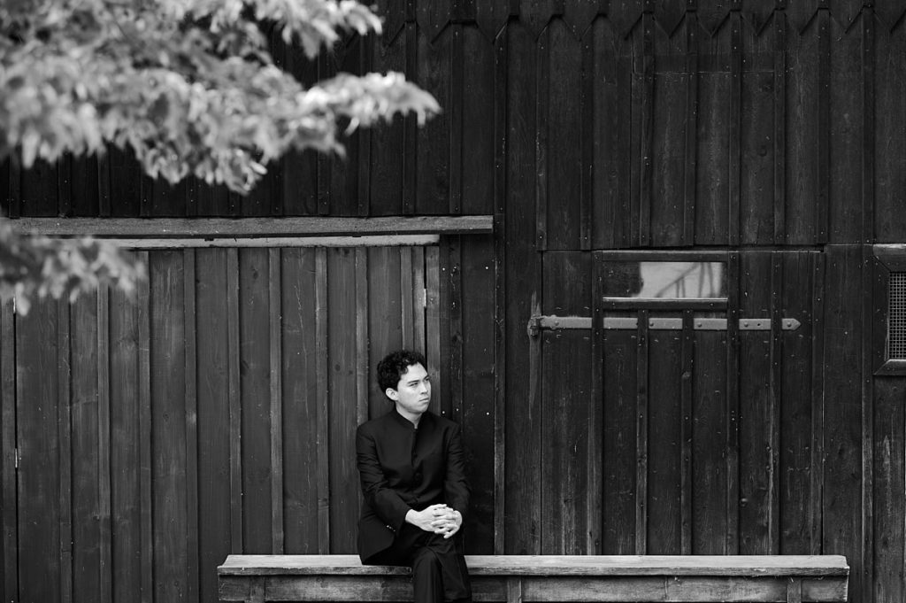 Berthold Schindler vor Holzhaus