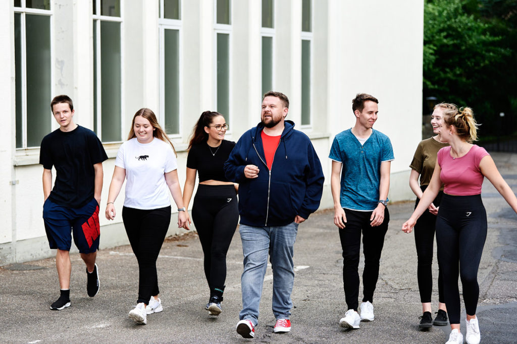 Christoph Mohr und Jugendliche wollen die alte Halle erhalten