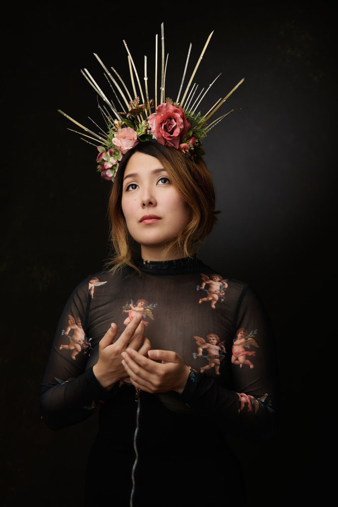 Asiatische Frau als Maria mit Corona