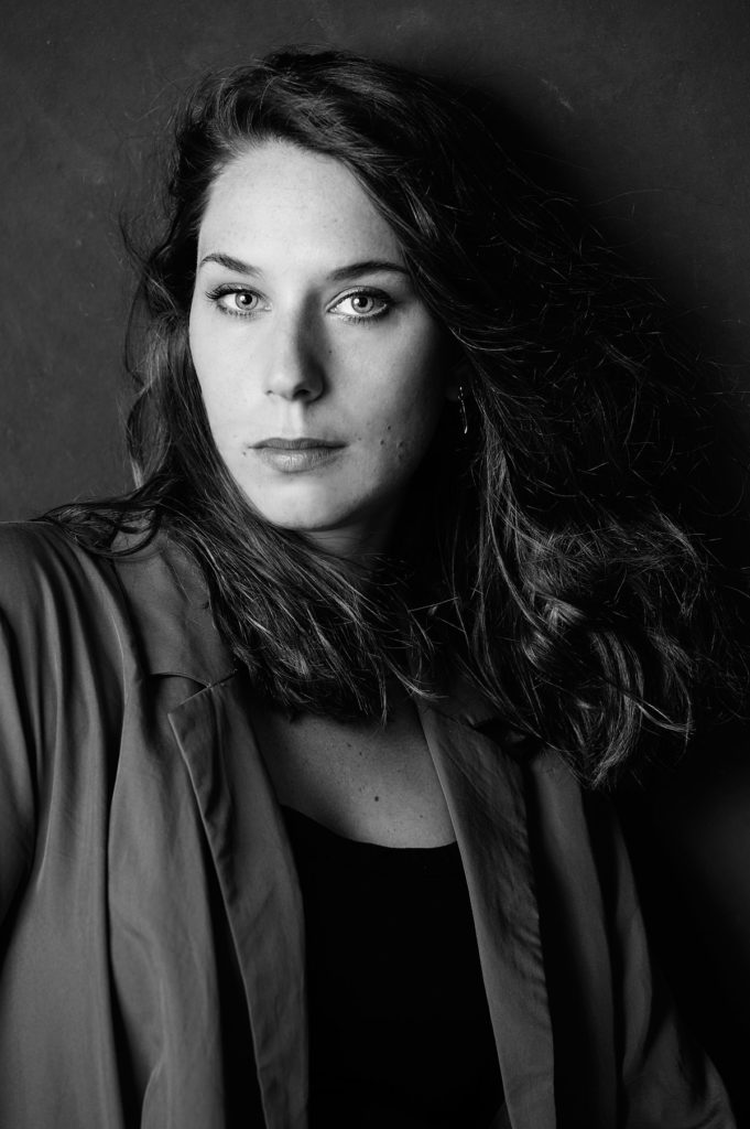 Schönes Schwarz-Weiß-Portrait einer Frau im Fotostudio