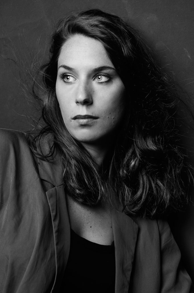 Schönes Schwarz-Weiß-Portrait einer Frau im Fotostudio