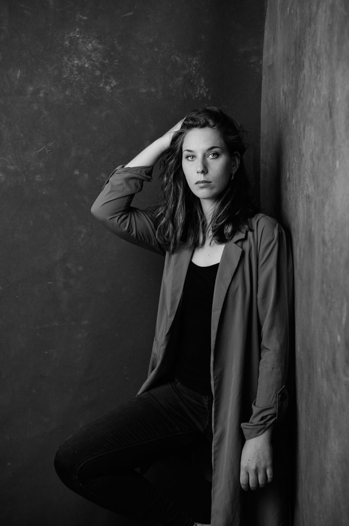 Schönes Schwarz-Weiß-Portrait einer Frau im Fotostudio