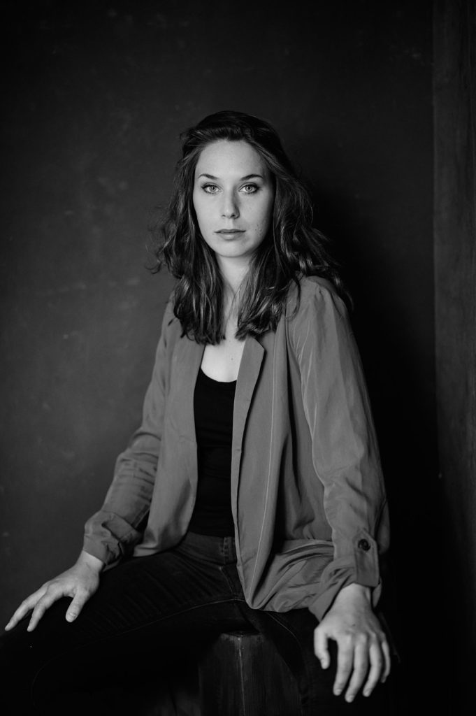 Schönes Schwarz-Weiß-Portrait einer Frau im Fotostudio