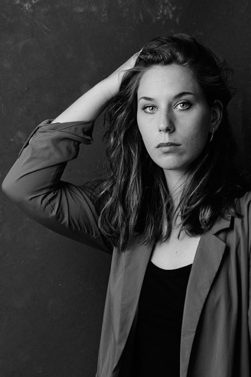 Schönes Schwarz-Weiß-Portrait einer Frau im Fotostudio