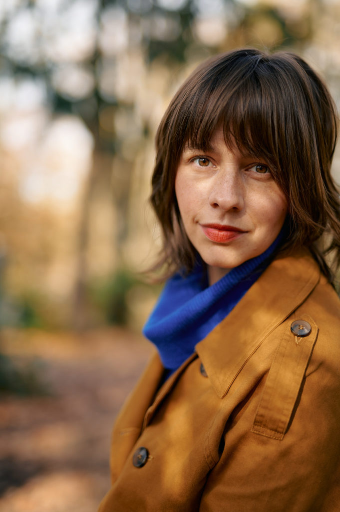 Schöne Frau im Sonnenlicht