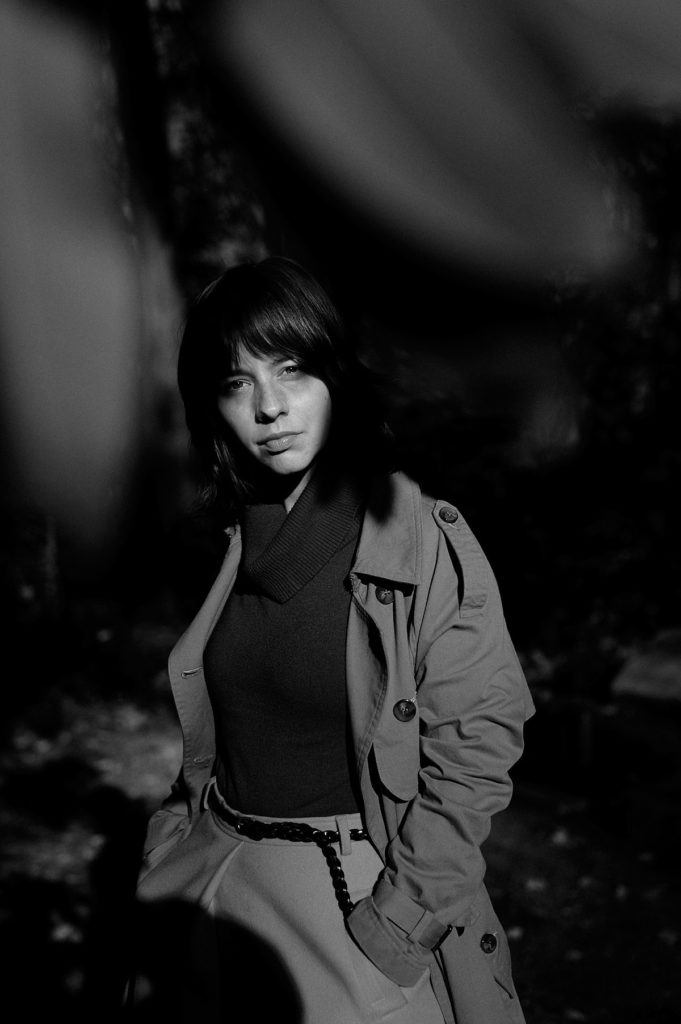 Schöne Frau im Sonnenlicht