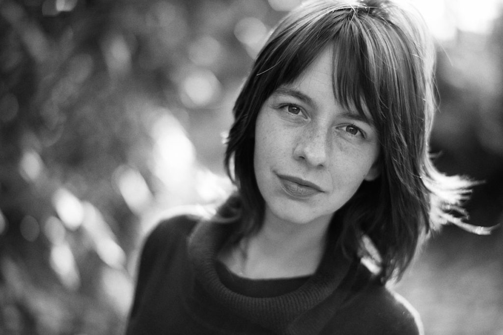 Schöne Frau im Sonnenlicht