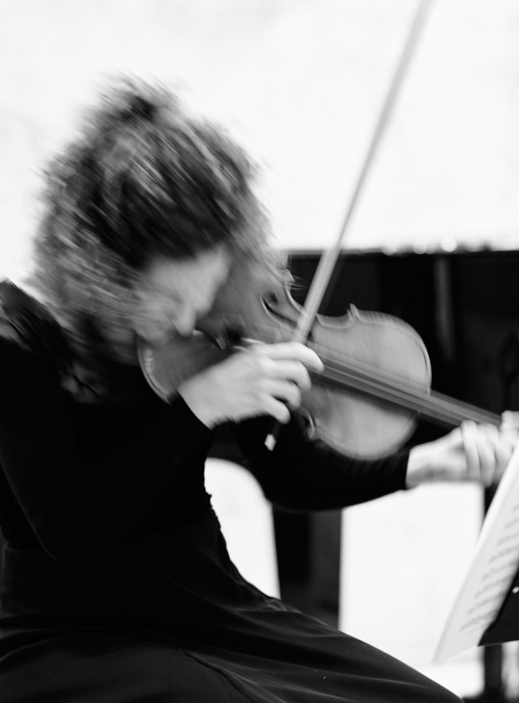 Sarah Christian spielt Violine