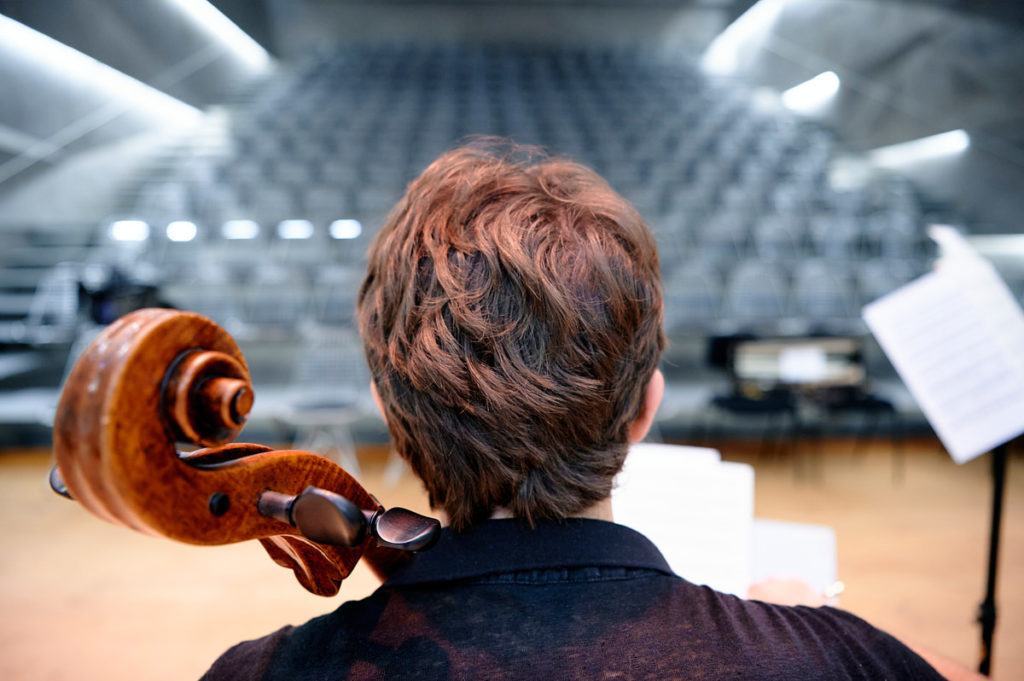 Maximilan Hornung spielt Cello