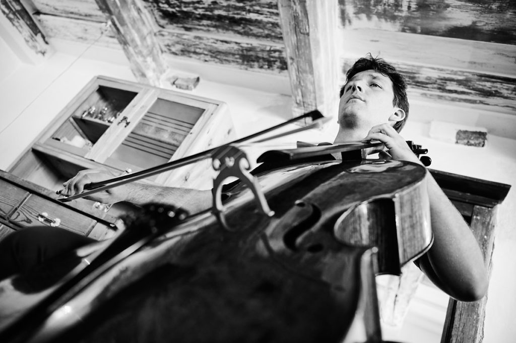 Maximilan Hornung spielt Cello