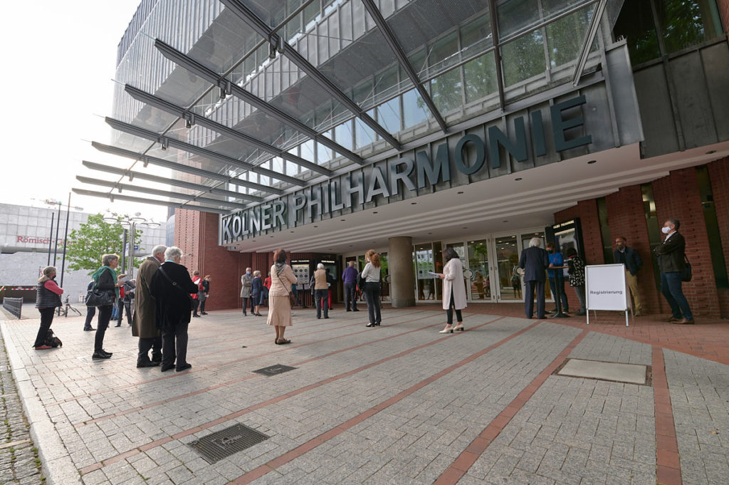 Eingang Philharmonie Köln mit Publikum