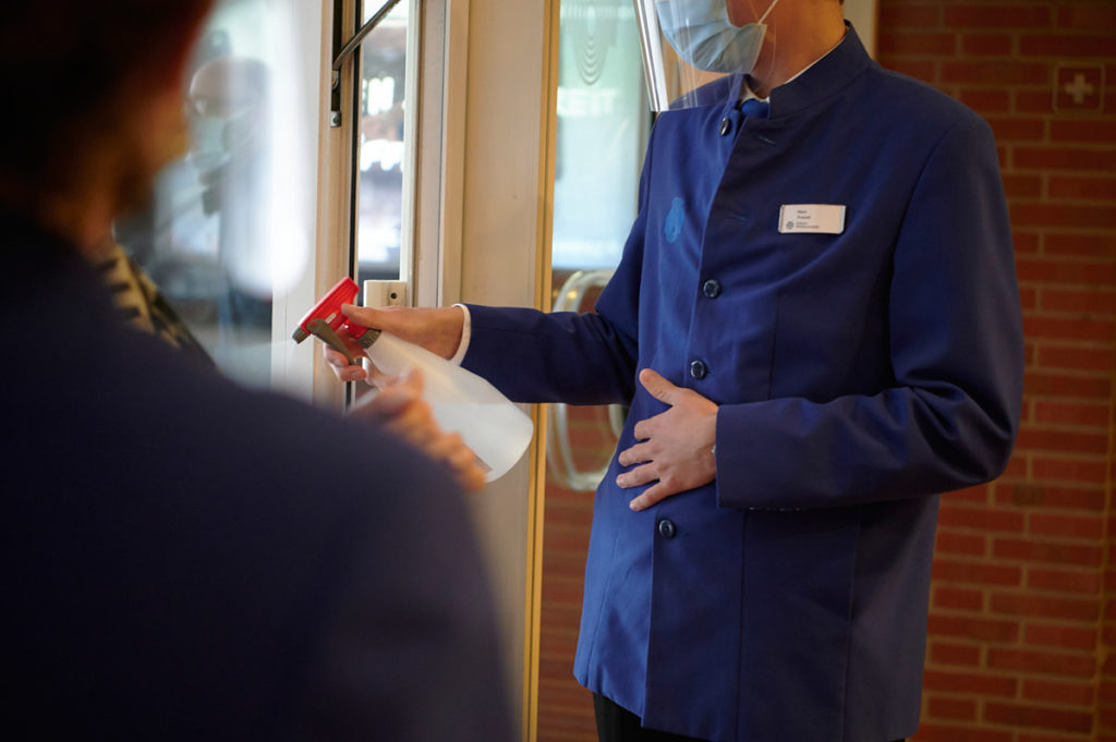 Desinfektion bei Eintritt in Philharmonie Köln