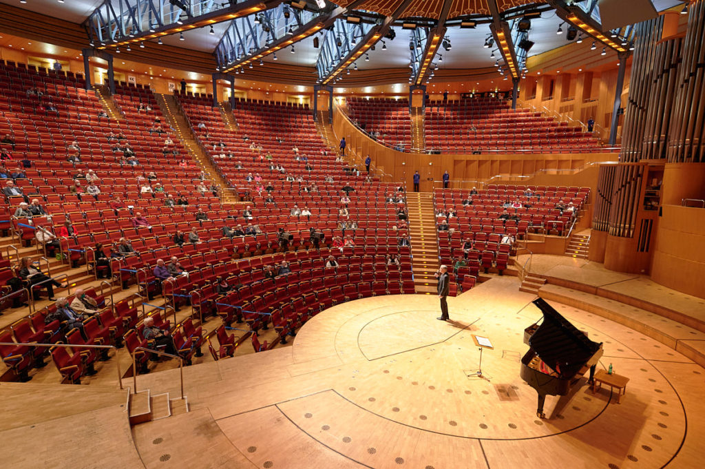 Louwrens Langevoort redet in der Philharmonie Köln