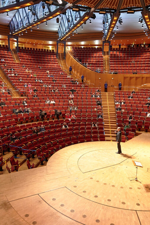 Louwrens Langevoort redet in der Philharmonie Köln