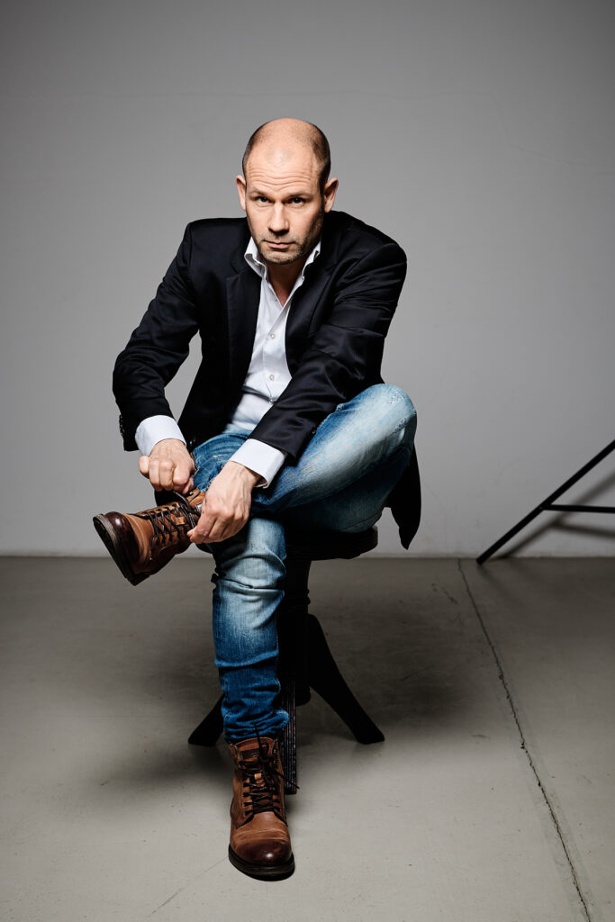 Schöner Mann im Fotostudio Pianist