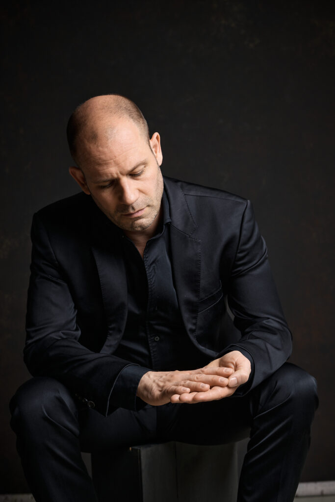 Schöner Mann im Fotostudio Pianist