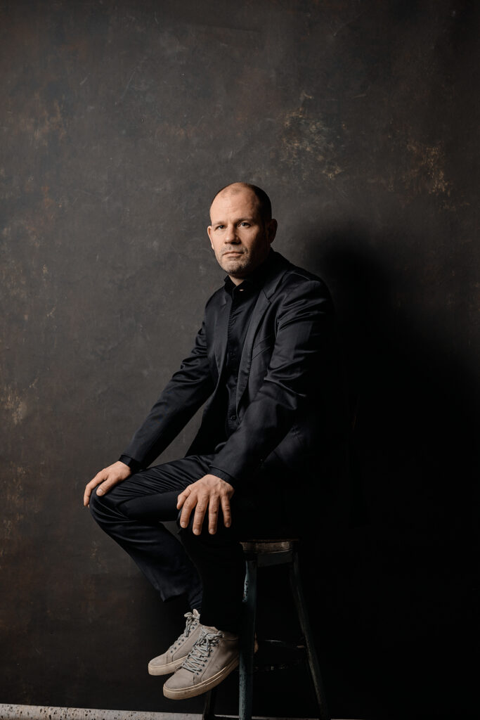 Schöner Mann im Fotostudio Pianist