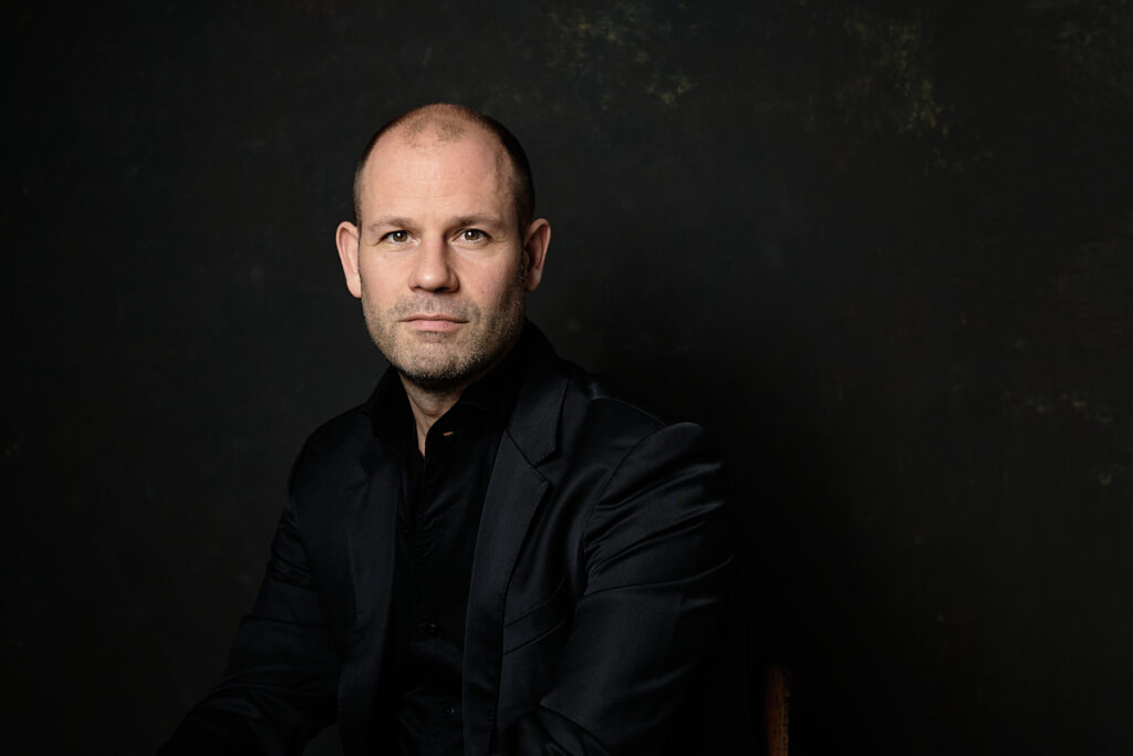 Schöner Mann im Fotostudio Pianist