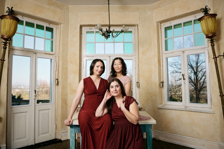 Drei Musikerinnen vor Fenstern