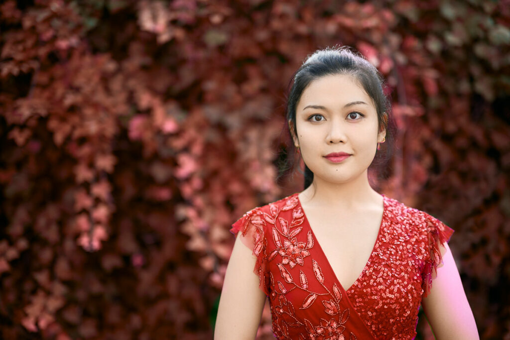 Schöne Frauvor Laubwand