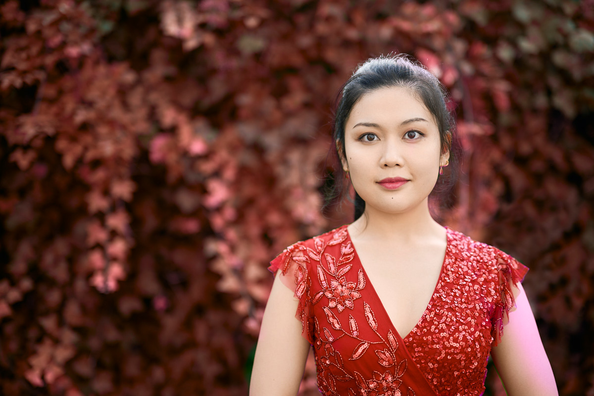 Schöne Frauvor Laubwand