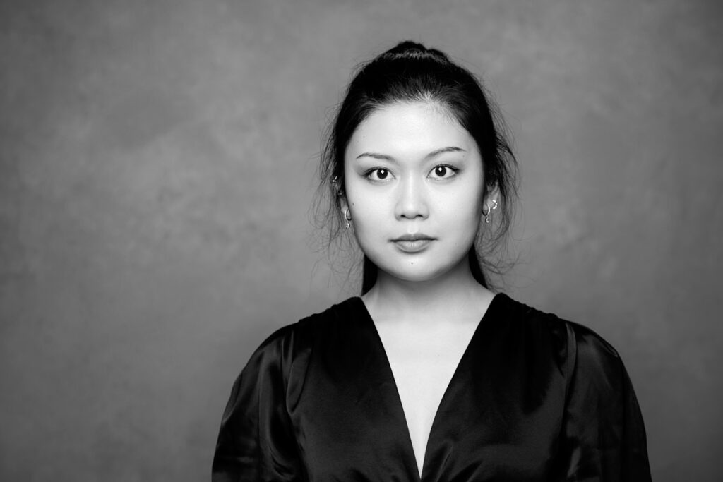 Schöne Frau im Fotostudio