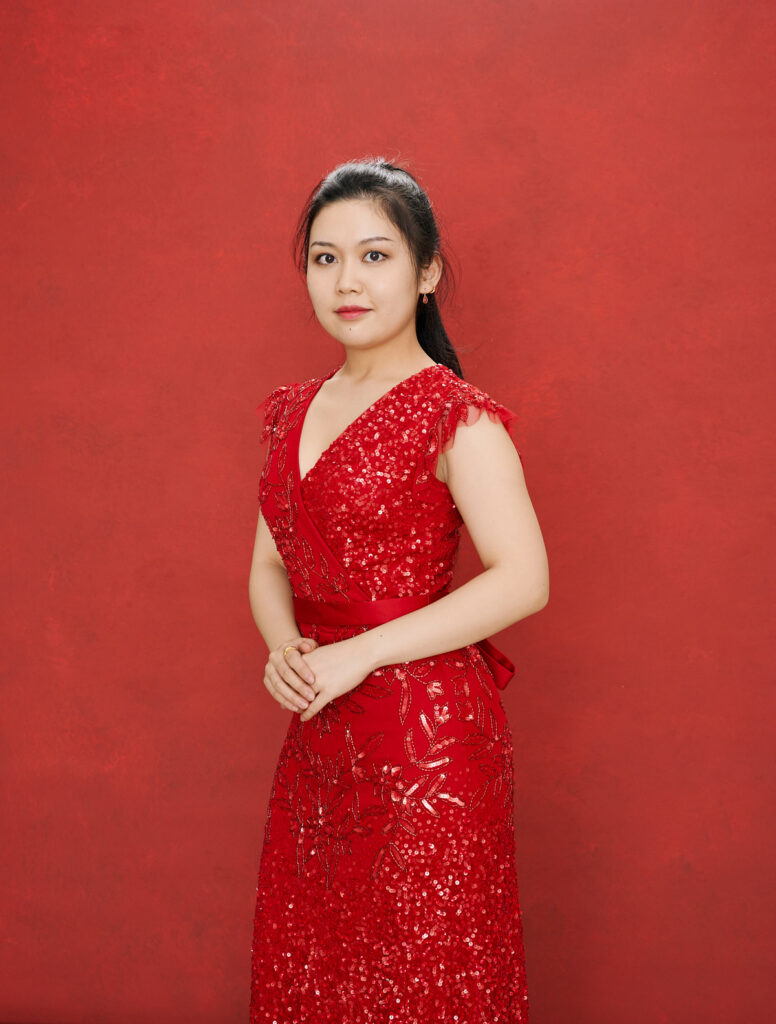 Schöne Frau im Fotostudio