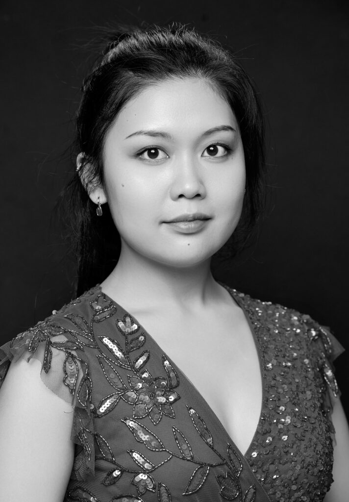 Schöne Frau im Fotostudio