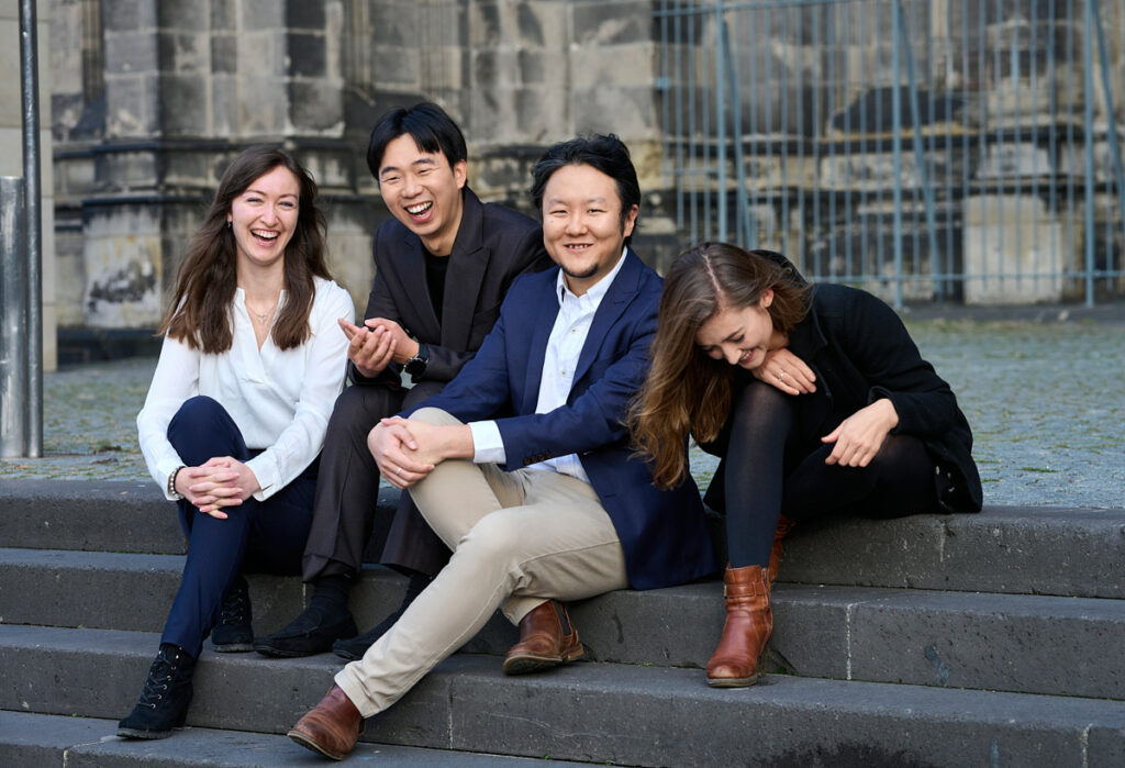 Schöne Menschen vor Kölner Dom